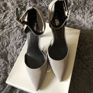 Jessica Simpson Cayna Ankle Strap pumps